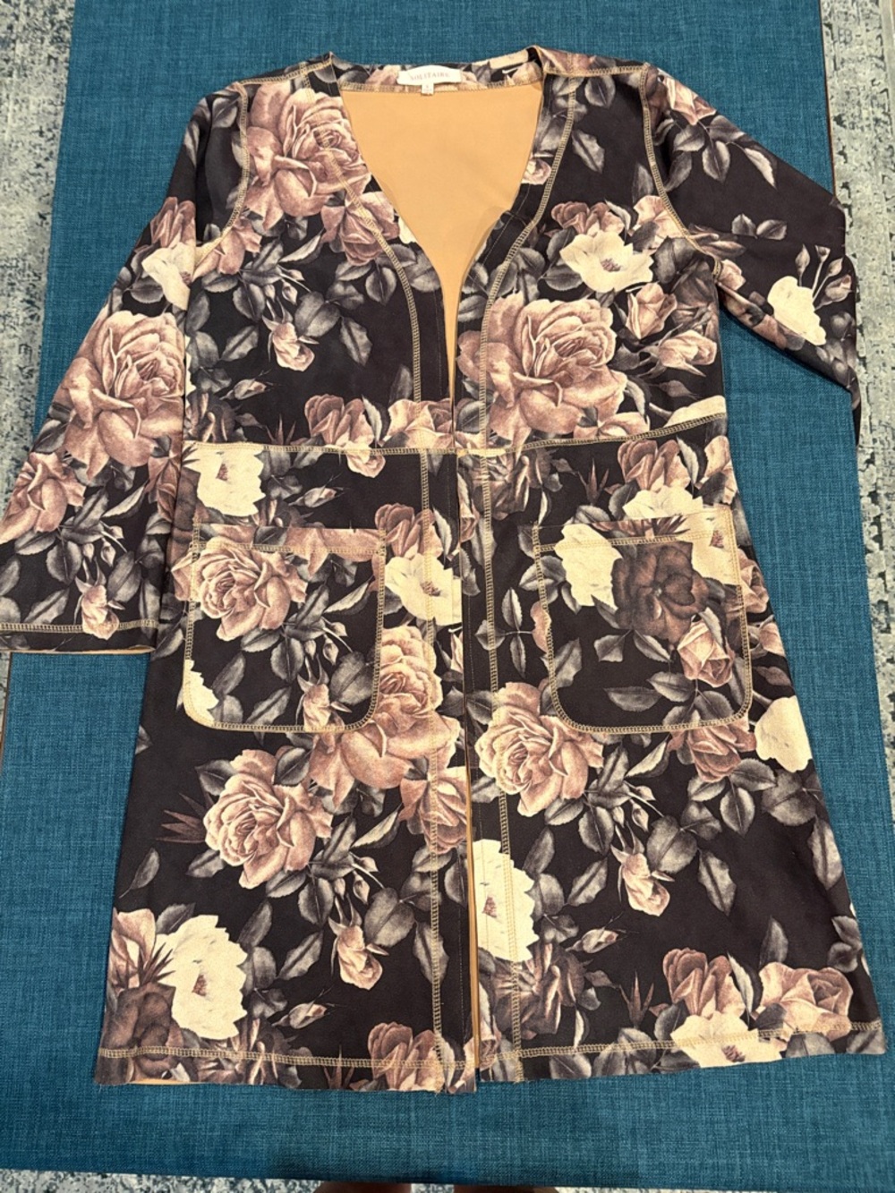 Women’s long sweater like top. Size Small. Good condition.